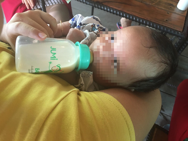 Xót cảnh bé gái 13 tuổi chăm con trai 1 tháng tuổi vì bị hiếp dâm, đau đớn nhìn con đói bụng mà không có tiền mua sữa - Ảnh 2.
