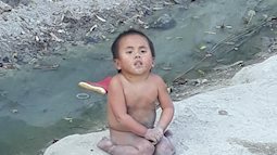 Mẹ ruột đột ngột qua đời, bé gái bị liệt 2 chân ngồi giữa trời đông lạnh giá ở Mường Lát được thai phụ Sài Gòn nhận làm con nuôi