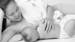 Trẻ sơ sinh ngủ chung giường với mẹ: nguy cơ rình rập hay chìa khóa để trẻ bú mẹ dài lâu?