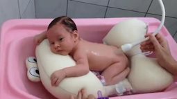 Em bé ''đốn tim'' người xem khi lim dim thư giãn cực đã khi tắm