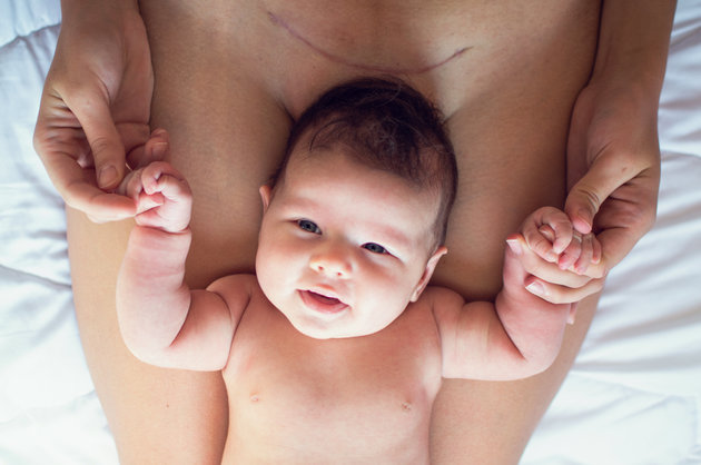 Các thành viên trong gia đình nên hỗ trợ chăm sóc em bé để các mẹ có thời gian nghỉ ngơi nhiều hơn