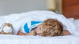 Tại sao trẻ mới tập đi thường thức dậy vào ban đêm? Và bố mẹ nên làm gì?