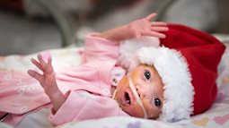 Xúc động hình ảnh Noel đến sớm với những em bé sinh non trong phòng chăm sóc đặc biệt