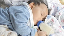 Clip gây sốt của em bé sữa "ngủ thì ngủ nhưng cũng không quên nhiệm vụ.... ôm bình"