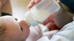 Cho trẻ sơ sinh uống nước sai cách, bạn sẽ phải ân hận