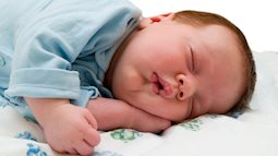 Học ngay cách "nhấc lên - đặt xuống" của các mẹ Anh để luyện ngủ cho con