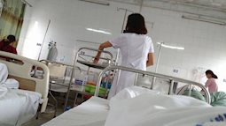 Nhật kí mẹ bỉm sữa sốt xuất huyết nửa đêm xách chai truyền từ viện về cho con bú