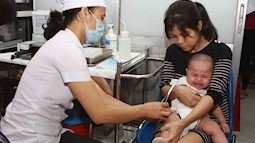 Tiêm vắc-xin viêm gan B cho trẻ ngay sau khi sinh là "1 tội ác"?