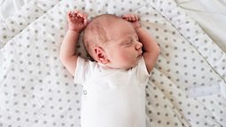 Sự thật về tư thế ngủ như đầu hàng của trẻ sơ sinh sẽ khiến bố mẹ bất ngờ lắm đấy