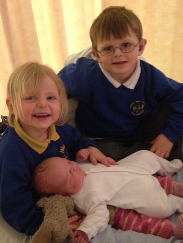 Hình ảnh cô bé Pippa chụp cùng anh trai và em trai mới sinh