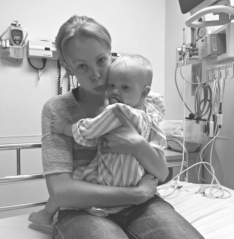 Hình ảnh chị Liz Mannegren và con trai đang điều trị tại bệnh viện được chia sẻ trên facebook