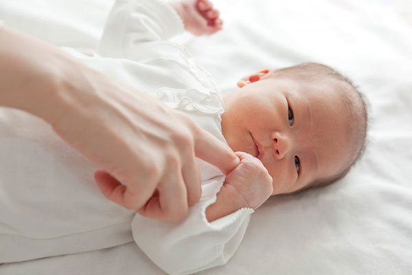 Đây là lời giải đáp nếu mẹ thắc mắc vì sao trẻ sơ sinh có thể nắm rất chặt ngón tay người lớn - ảnh 3