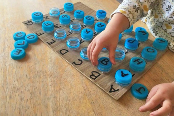 Tận dụng chai nhựa cũ làm trò chơi vừa vui, vừa giúp con học bảng chữ cái dễ dàng - Ảnh 2.
