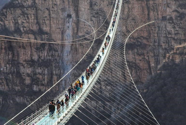 Cận cảnh chiếc cầu treo đáy kính dài nhất thế giới ở Trung Quốc đang thu hút hàng nghìn du khách mỗi ngày