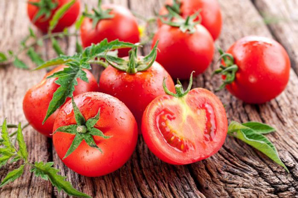 Cà chua chứa hàm lượng lớn lycopene, có khả năng ức chế sự hủy hoại cấu trúc collagen bằng cách loại bỏ men collagenases. Để tận dụng hết lợi ích của cà chua, nên nấu chín hơn là ăn sống. 