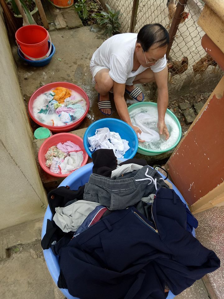Bố chồng của năm giúp con dâu từ việc rửa bát đến giặt đồ