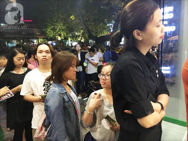 Giới trẻ Sài Gòn xếp hàng dài, chờ đợi gần 30 phút chỉ để mua một ly trà ngoại - Ảnh 9.