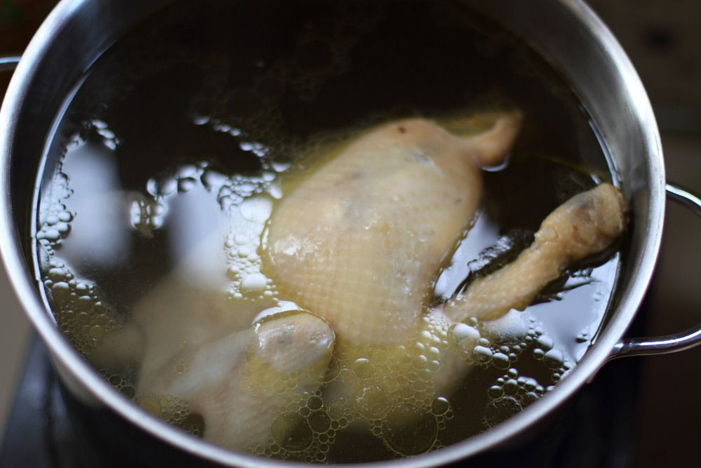 Sau khi luộc xong, nên để gà ngâm trong nồi nước luộc khoảng 20 phút rồi mới vớt ra