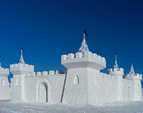 Do thành phần chính của lâu đài làm từ băng tuyết, khi mùa xuân đến, nó lại bị tan chảy. Vào mùa đông năm sau, người dân ở đây tiếp tục xây lên một lâu đài tuyết khác với những hình dáng khác nhau. Ảnh: Pinterest.