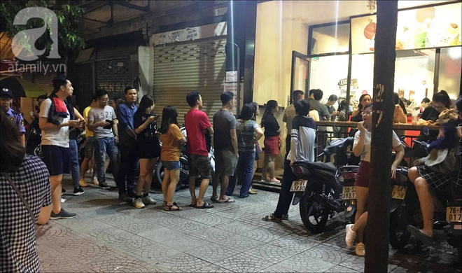 Giới trẻ Sài Gòn xếp hàng dài, chờ đợi gần 30 phút chỉ để mua một ly trà ngoại - Ảnh 14.