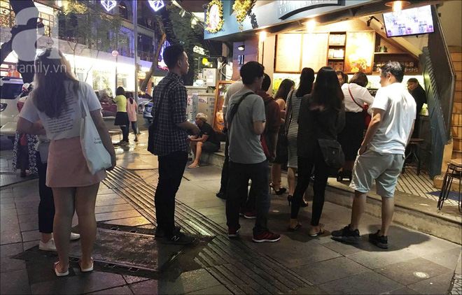 Giới trẻ Sài Gòn xếp hàng dài, chờ đợi gần 30 phút chỉ để mua một ly trà ngoại - Ảnh 15.