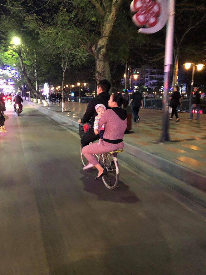 Hình ảnh đôi vợ chồng ôm con thơ dạo phố cuối tuần trên chiếc xe đạp giản đơn khiến ai cũng phải rưng rưng cảm động  - Ảnh 1.
