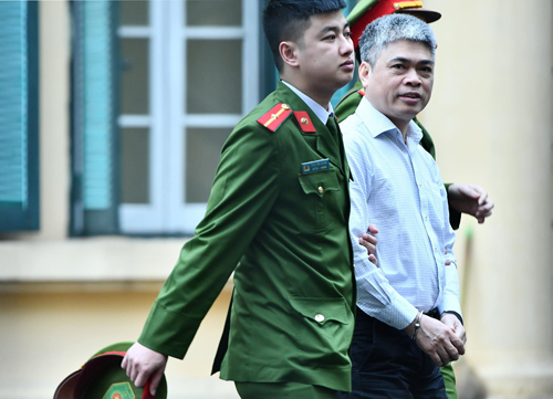 Bị cáo Nguyễn Xuân Sơn bị dẫn giải vào tòa sáng 19/3. Ảnh: Giang Huy