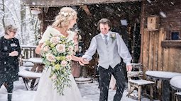 Kinh ngạc về độ chịu chơi của cặp vợ chồng đắm mình trong tuyết tổ chức đám cưới