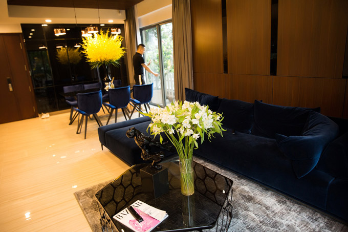 Tính cả nội thất, không gian sống của Vũ Khắc Tiệp có giá khoảng nửa triệu đô la Mỹ. Phòng khách trang trí đơn giản, tinh tế.