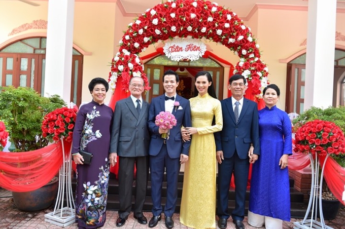 Bà Trần Thị Thái (áo dài tím), mẹ chồng Sang Lê trong đám cưới con trai.