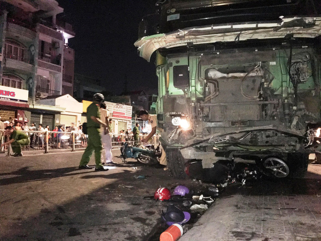 Nhân chứng kể lại vụ tai nạn kinh hoàng: Xe máy bị nghiền nát dưới gầm xe, nhiều nạn nhân nằm la liệt trên đường được đưa vào viện cấp cứu - Ảnh 3.