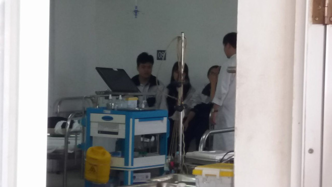 Vụ sập vữa trần khiến 3 học sinh bị thương: Chuyển gấp học sinh sang phòng thí nghiệm học tạm - Ảnh 6.