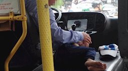 Hình ảnh đẹp: Cậu bé ngủ ngon lành trên xe bus, bên cạnh vô lăng của cha...