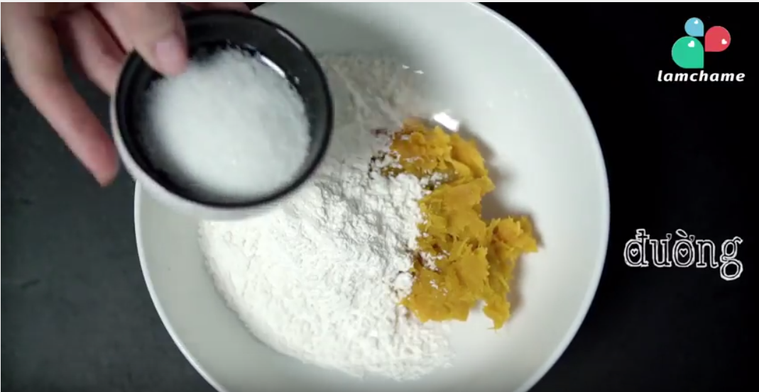 cách làm bánh rán bí đỏ - thêm đường vào bí đỏ