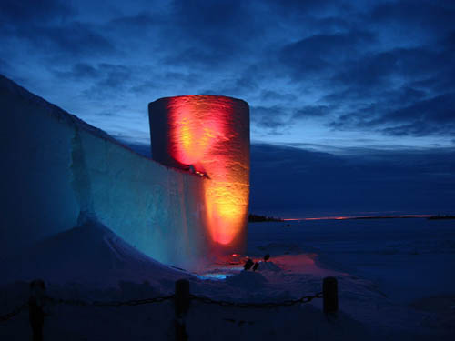 Lâu đài tuyết ở Kemi lộng lẫy trong đêm. Ảnh: Atlat.
