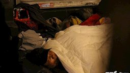 Ảnh: Người vô gia cư co ro trong đêm lạnh ‘cắt da cắt thịt’ ở Hà Nội