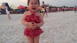Em bé nào cũng hào hứng khi đi biển, nhưng cô bé này thì lại khóc òa lên