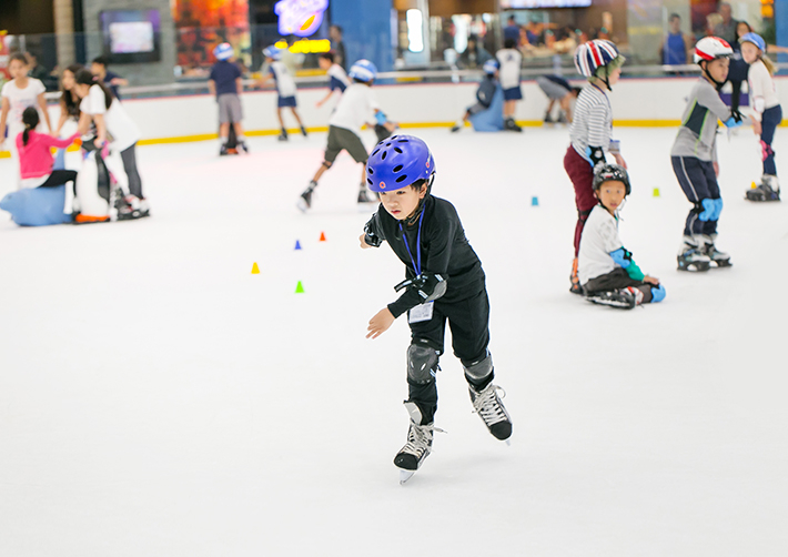 Sân trượt băng hấp dẫn trẻ nhỏ tại Trung tâm thương mại Royal City