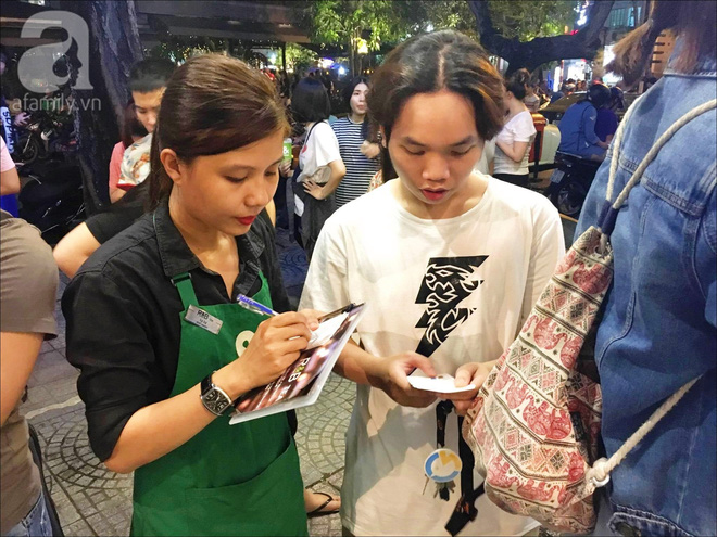 Giới trẻ Sài Gòn xếp hàng dài, chờ đợi gần 30 phút chỉ để mua một ly trà ngoại - Ảnh 10.