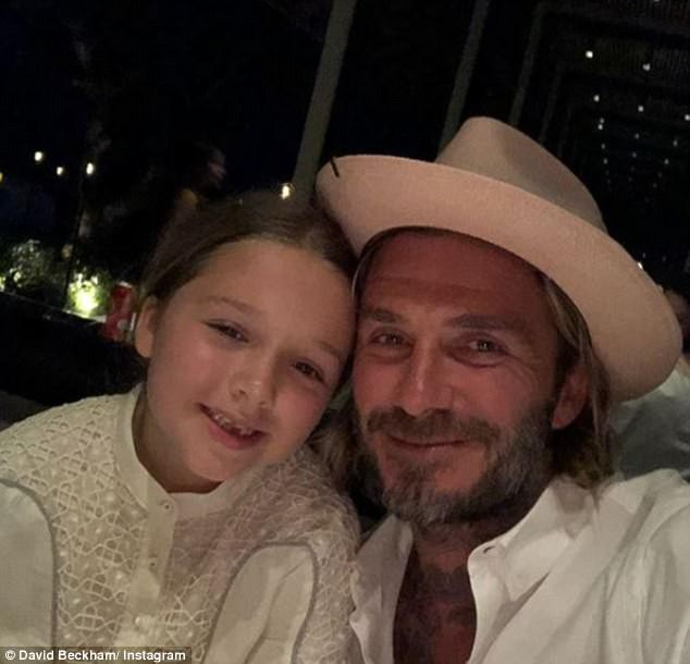 Bố con Harper Beckham bắt chước cảnh ngậm cùng một sợi mì siêu đáng yêu trong phim hoạt hình - Ảnh 4.