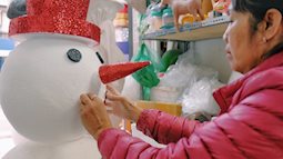 Nhiều người dân thủ đô kiếm bạc triệu mùa Noel nhờ nghề "nặn" người tuyết