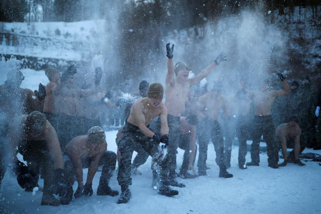 24h qua ảnh: Lính Mỹ-Hàn cởi trần tập trận trong tuyết lạnh dưới 20 độ C - Ảnh 3.
