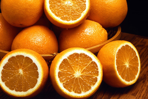 Hàm lượng vitamin C lớn trong cam giúp tiêu diệt các gốc tự do trong cơ thể và đào thải những độc tố ra ngoài.
