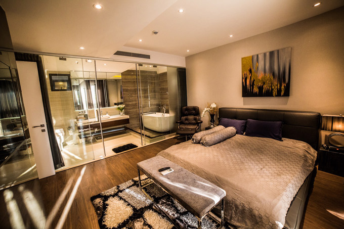 Phòng ngủ mang tông màu trầm ấm cúng và các nội thất đều cao cấp, tạo cảm giác tiện nghi, thoải mái cho chủ nhân.