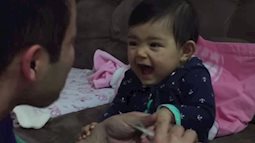 Clip hài: Em bé lém lỉnh dọa bố khi cắt móng tay hút 25 triệu lượt views