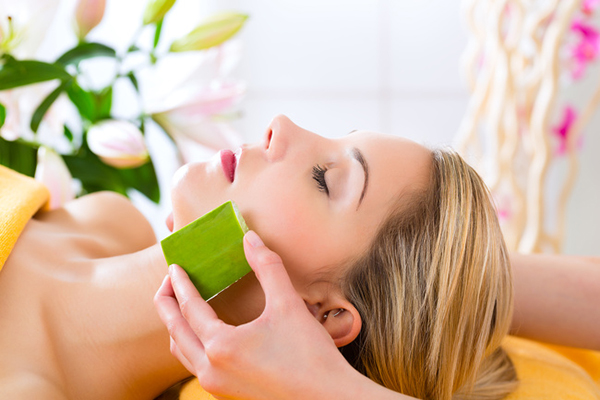 Dùng gel lô hội massage nhẹ lên da giúp làm giảm vết thâm nám, ngăn ngừa nếp nhăn, chống chảy xệ cho da.