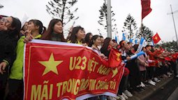 Ngay từ đêm qua, hàng trăm cổ động viên đã chờ đón U23 Việt Nam tại sân bay Nội Bài