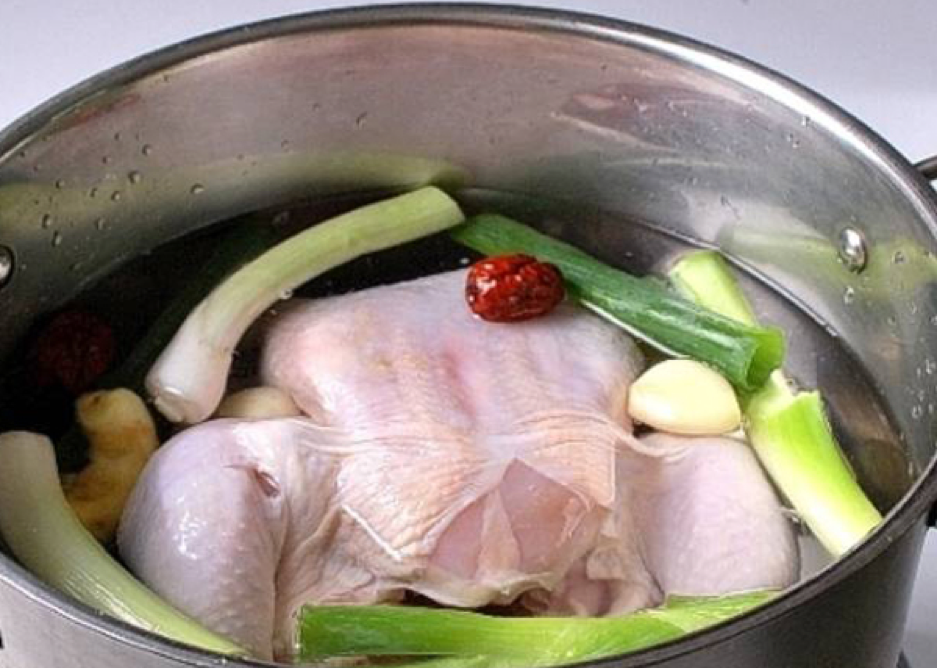 Cách luộc gà cúng chuẩn là không để nước sôi lớn sẽ khiến da gà bị rách trông rất xấu