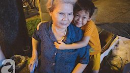 Em bé 5 tuổi có mẹ mà vẫn mồ côi, cùng ông bà mưu sinh bên xe bột chiên vỉa hè Sài Gòn