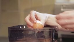 Mẹo bóc chục quả trứng "thoăn thoắt" chỉ trong vòng 30 giây 